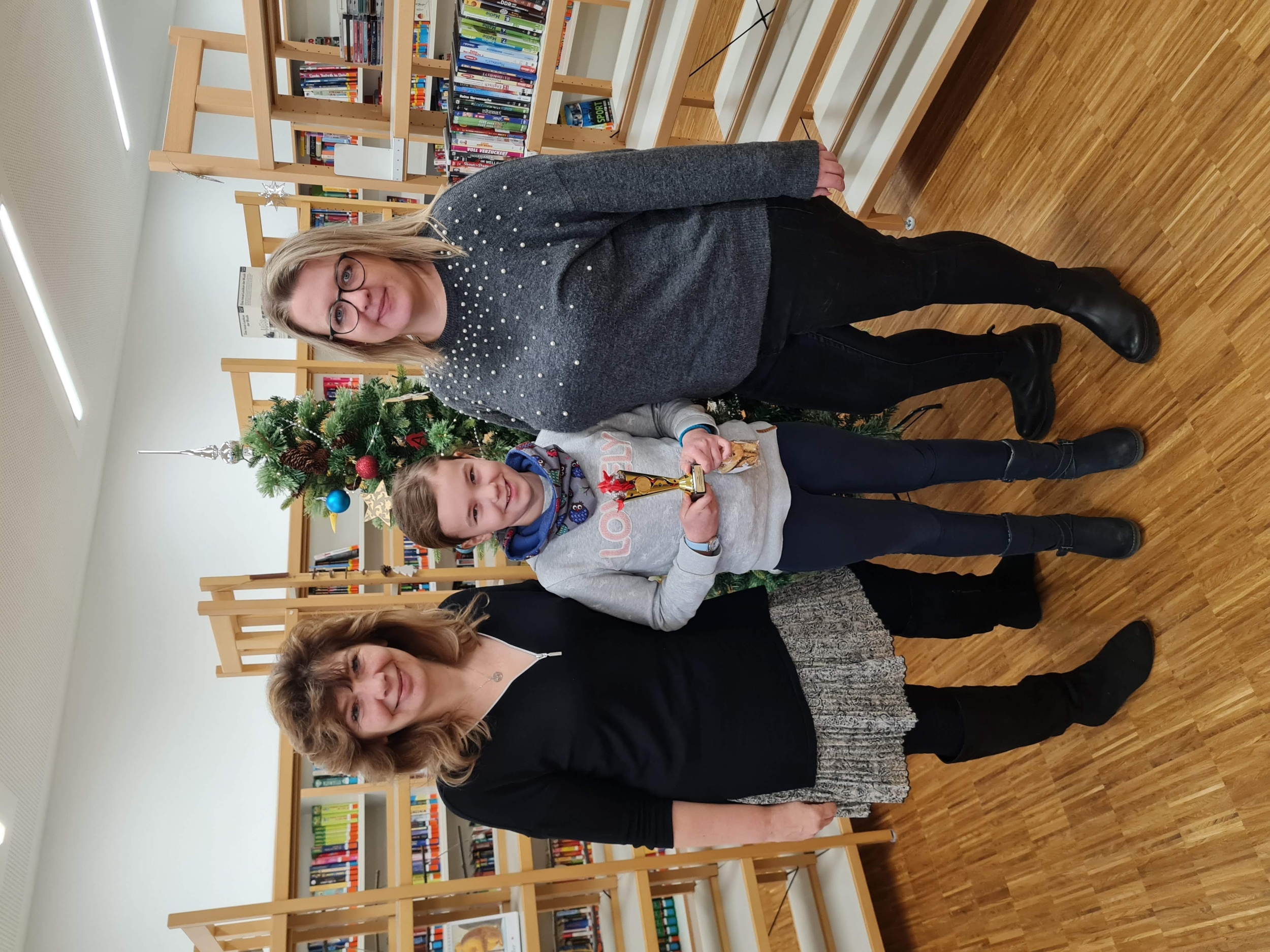 Paulina Sommermeyer mit Schulleiterin Anke Ludwig und ihrer stolzen Klassenlehrerin Kinga Jaschke